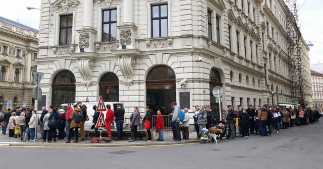 FOTO: Na výroční dvacetikoruny se před ČNB stojí fronty jak na banány