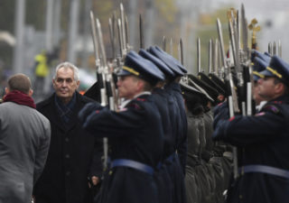 Zeman zahájil vojenskou přehlídku, připomněl boj armády proti terorismu
