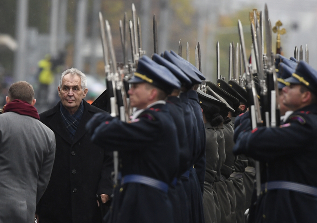 Zeman zahájil vojenskou přehlídku, připomněl boj armády proti terorismu
