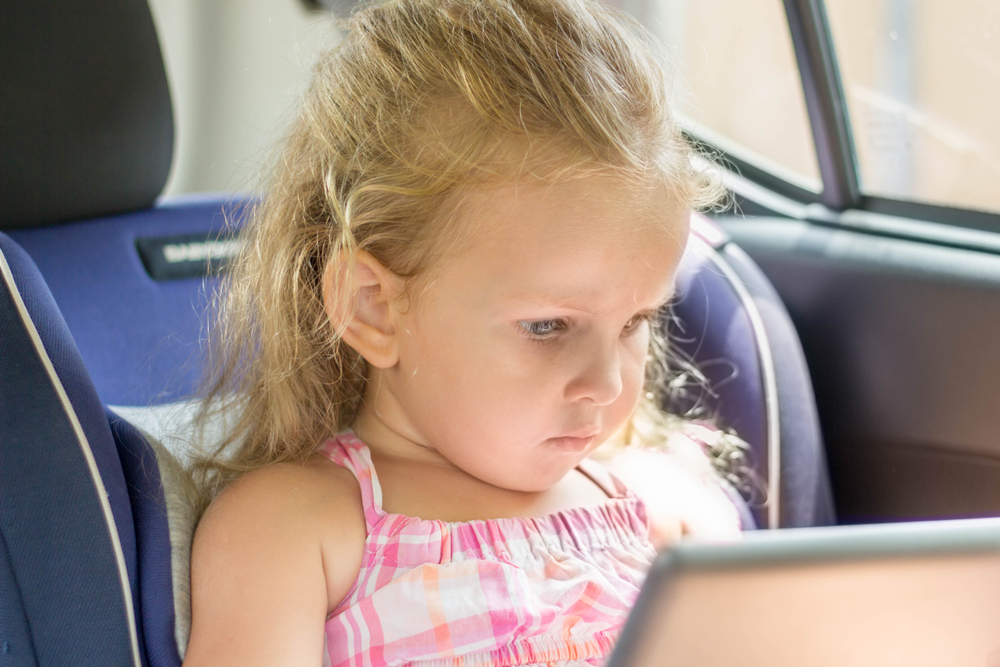 Holčičku (†3) při autonehodě zabil tablet. Jak zajistit bezpečnost?