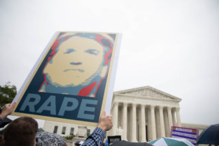 Senát USA těsně potvrdil Kavanaugha jako člena nejvyššího soudu