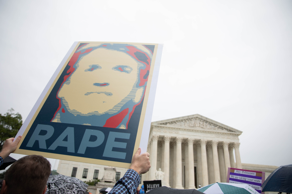 Senát USA těsně potvrdil Kavanaugha jako člena nejvyššího soudu