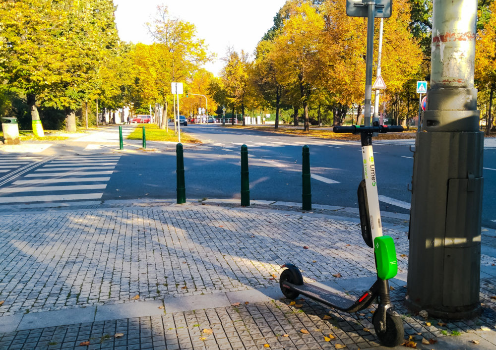 Praha 2 dočasně zakázala elektrokoloběžky. Firma porušila pravidla. ANKETA