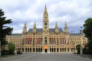 Kontroverzní Hitlerův balkon na&nbsp;vídeňské radnici: Nechají ho úřady zbourat?