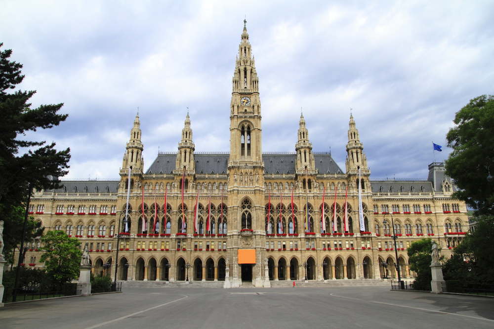 Kontroverzní Hitlerův balkon na&nbsp;vídeňské radnici: Nechají ho úřady zbourat?