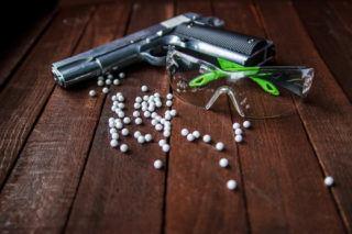 Hráč airsoftu omylem použil opravdovou zbraň. Vážně postřelil jednoho z&nbsp;účastníků