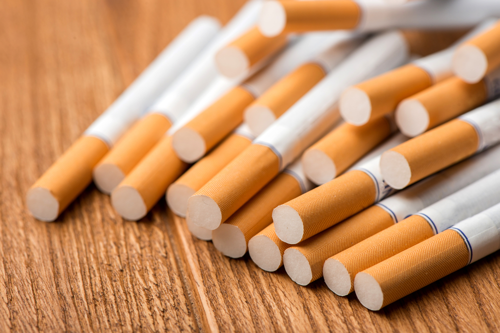 Kuřáci si opět připlatí: Krabička cigaret se v příštím roce zdraží o korunu