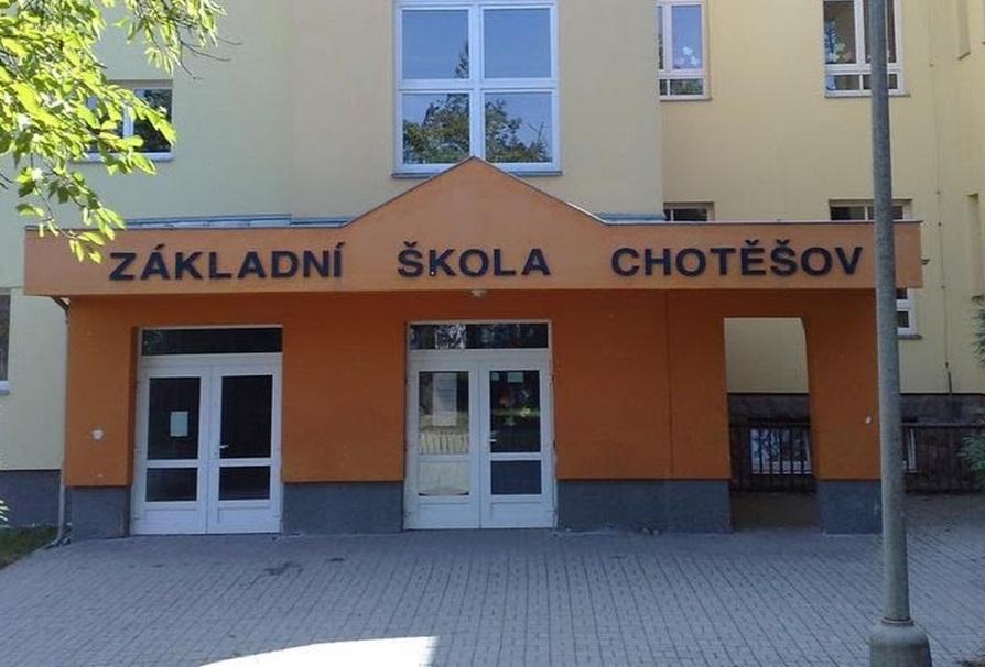 Žák v&nbsp;Chotěšově vystříkal třídu neznámou látkou, dětem bylo zle
