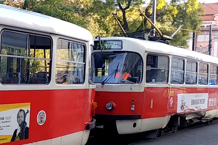 V centru Prahy se odpoledne srazily tramvaje. Zraněný muž byl převezen do nemocnice