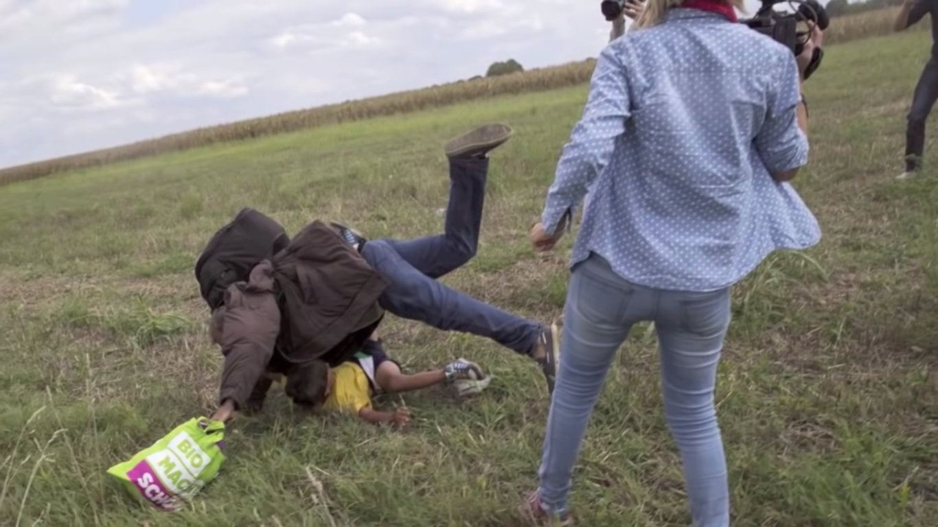Maďarský soud zprostil obžaloby kameramanku kopající do uprchlíků