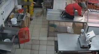 VIDEO: Dvě kočky vyděsily ženu k&nbsp;smrti! Tohle v&nbsp;práci nečekala