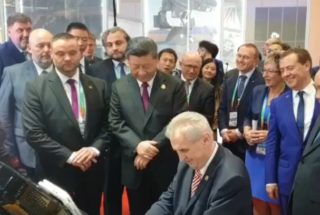VIDEO: Zeman zahrál čínskému prezidentovi na&nbsp;piano. Jakou píseň si vybral?