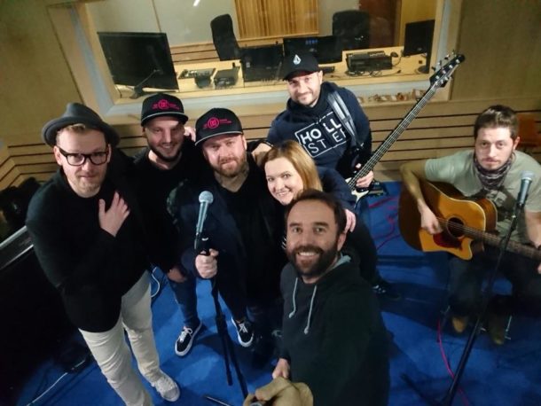 Název naší kapely vymyslel Bob Klepl, řekli v&nbsp;pořadu Host Frekvence 1 kluci z&nbsp;Eddie Stoilow