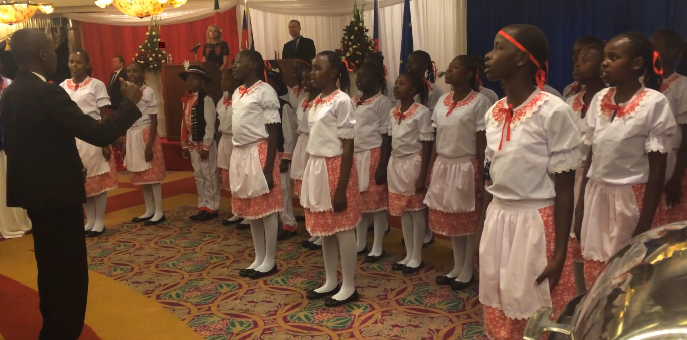 Dojemné VIDEO: Děti v&nbsp;Nairobi nazpívaly českou a&nbsp;slovenskou hymnu