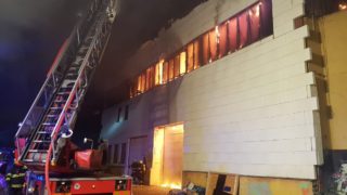 V pražských Vysočanech hoří trampolínové centrum