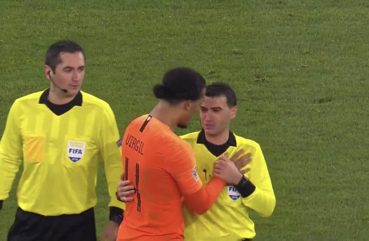 Fotbalista utěšoval sudího. Před utkáním mu zemřela matka