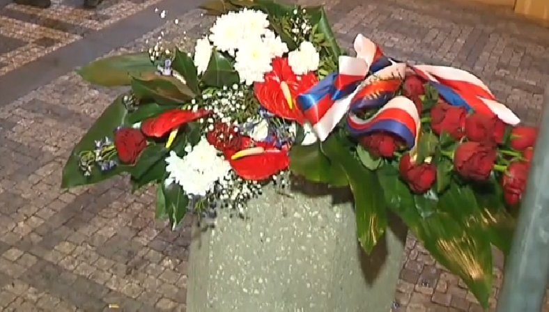 Pietní akty na Národní provázela vyhrocená atmosféra. Květiny od Zemana a Babiše skončily v koši