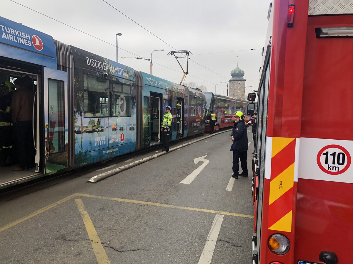 V Praze se srazily dvě tramvaje. Na&nbsp;místě jsou zranění