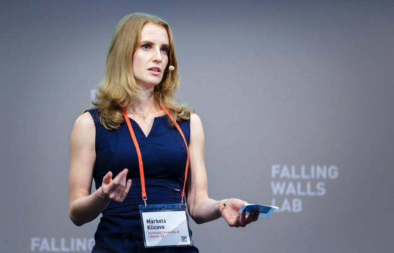 Studentka z&nbsp;liberecké univerzity vynalezla speciální náplast, v&nbsp;Berlíně dostala ocenění