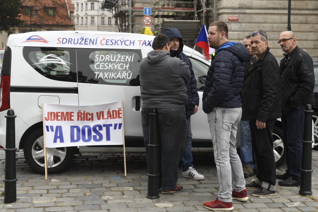 V Praze protestovali taxikáři, vládu vyzvali k&nbsp;řešení situace