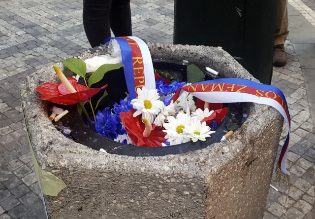 Podle policie bylo vyhození kytic politiků na Národní přestupkem