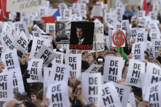 Tisíce lidí na&nbsp;Staroměstském náměstí: Demise, vzkázaly Babišovi