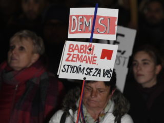 Na Staroměstském náměstí požadovaly tisíce lidí demisi vlády
