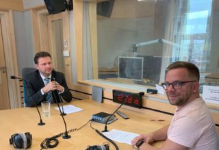 Frekvence 1: Šéf Sněmovny Radek Vondráček (ANO) pogratuloval Nohavicovi k&nbsp;Puškinově medaili! Kritikům vzkázal: Kdejaký cyp si dnes otírá boty o&nbsp;Nohavicu