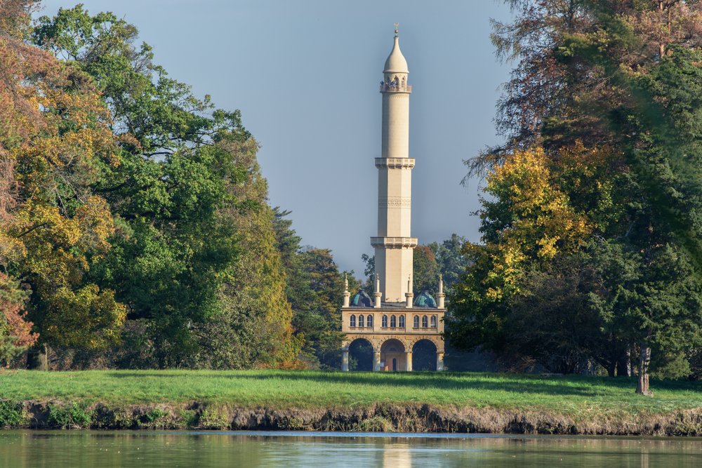 Minarety v Česku nechceme? Člena SPD štve rozhledna v lednickém areálu