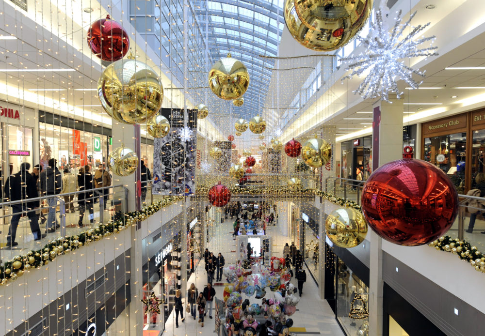 V reklamách obchodů dominuje Santa Claus nad Mikulášem, ukazuje analýza