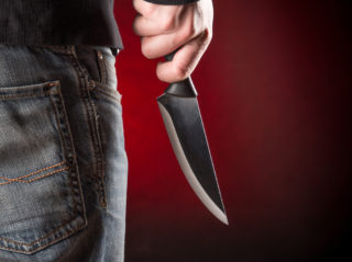 Za útok nožem dostal agresor podmínku. Směšné, rozčiluje se napadený