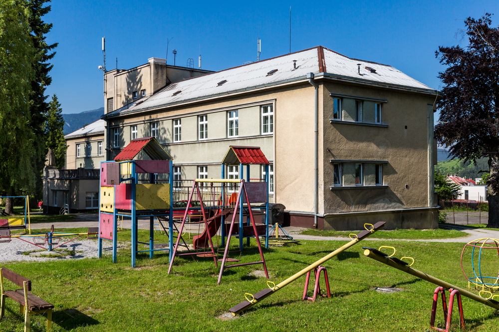 Mladí z dětských domovů častěji mění práci a hůř zvládají dluhy