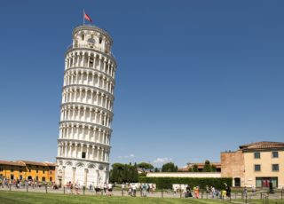 Šikmá věž v&nbsp;Pise se přestala naklánět. Trochu se narovnala