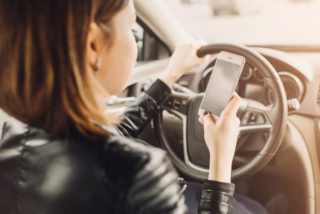Řidička se místo řízení věnovala telefonu, usmrtila cyklistu