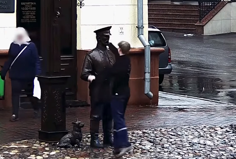 Mladík nafackoval soše, policisté ho přiměli k omluvě