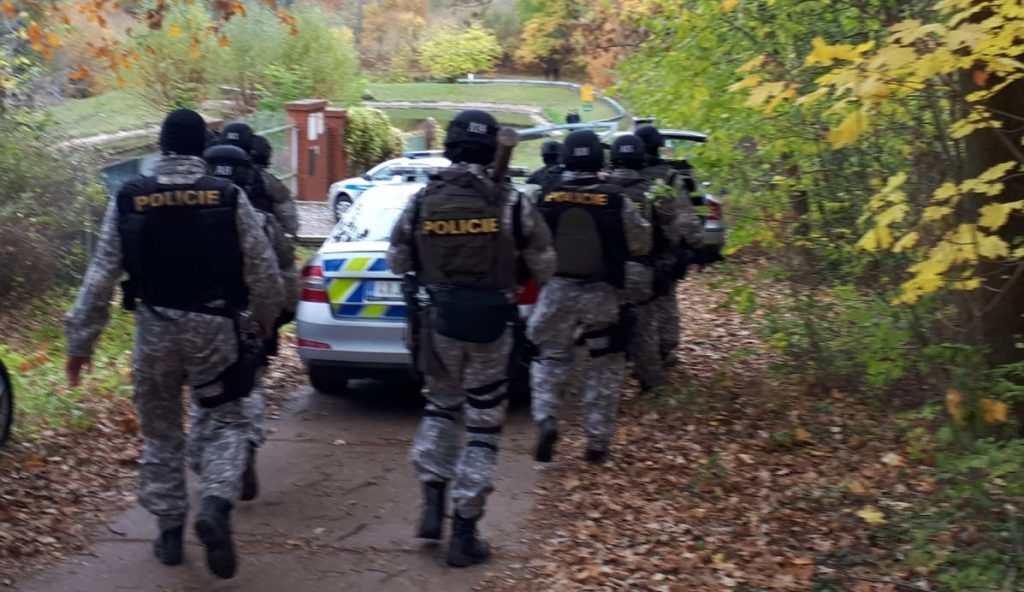 Muž, který postřelil psy, je podezřelý ze dvou trestných činů