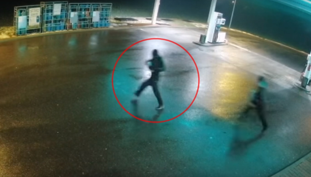 VIDEO: Policie zveřejnila další záběry z&nbsp;přepadení benzínky. Pomozte najít pachatele!