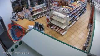 Zvrat v&nbsp;případu loupeže na&nbsp;benzínce: Kriminalisté zjistili značku batohu jednoho z&nbsp;pachatelů!