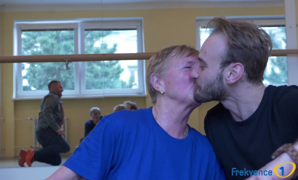 VIDEO: Splněná vánoční přání Frekvence 1. Paní Sylvie si zatancovala s&nbsp;hvězdou StarDance!