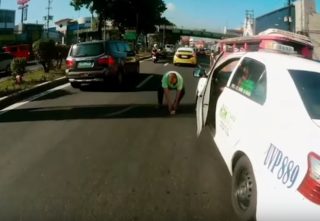 VIDEO: Krásné gesto! Řidič autobusu zastavil dopravu kvůli koťátku