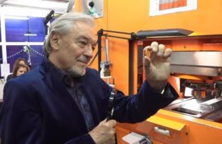 Karel Gott vyrazil v&nbsp;mincovně první ze série tří pamětních medailí se svojí tváří