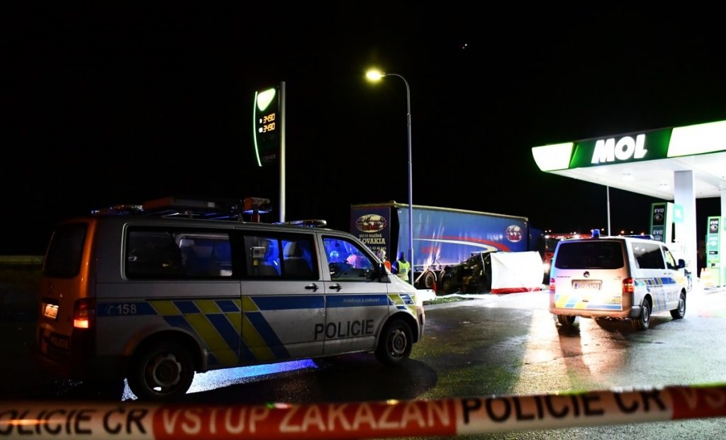 Osobní auto narazilo do kamionu přímo na benzince; 2 lidé nepřežili