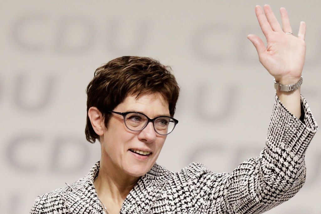 Merkelovou v čele CDU nahradila Annegret Krampová-Karrenbauerová