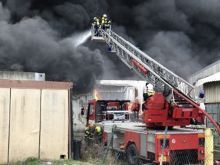 V Písnici hoří hala, hasiči vyhlásili třetí stupeň poplachu