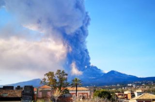 Sopka Etna opět chrlí dým a&nbsp;lávu, místní letiště zastavilo provoz
