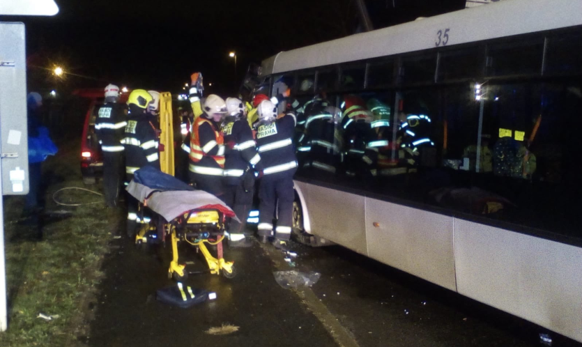 Pražský autobus se srazil s nákladním autem: 8 zraněných