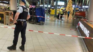 Vyklizen terminál letiště v&nbsp;Amsterodamu, muž hrozil, že má bombu