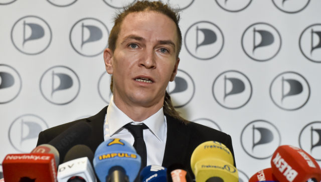 Dobrá zpráva pro&nbsp;Piráty: Soud zrušil pokutu 55 tisíc od dohledového úřadu