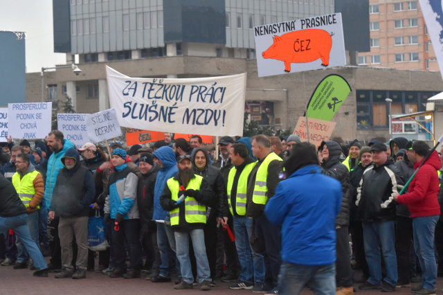 Za těžkou práci slušné mzdy! Zaměstnanci Severočeských dolů demonstrovali za vyšší platy