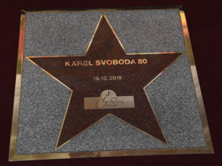 Karlu Svobodovi v&nbsp;Praze odhalili hvězdu a&nbsp;zazpívali jeho písně